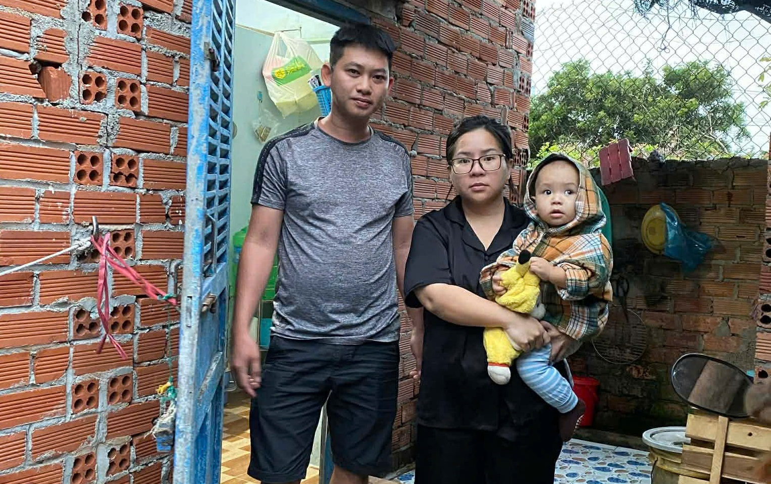 Bé Đào Duy Khang và ba mẹ