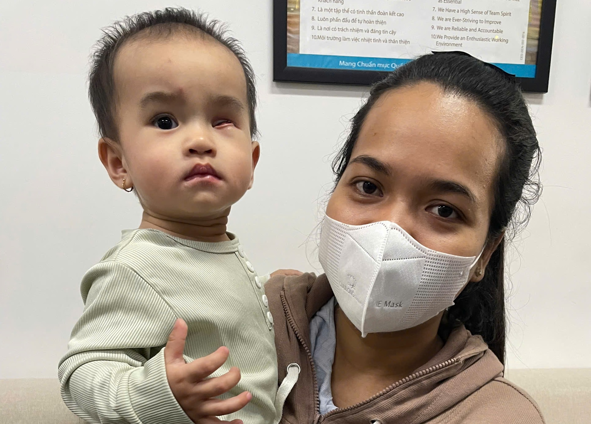 Bé Lê Huỳnh Bảo Yến và mẹ