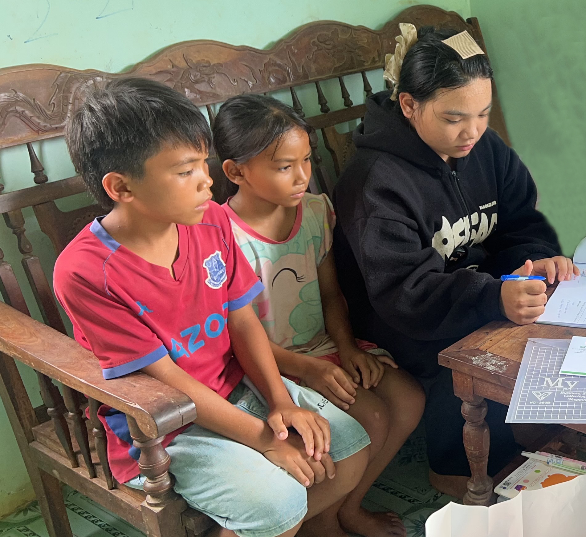 +3 chị em côi cút bảo ban nhau